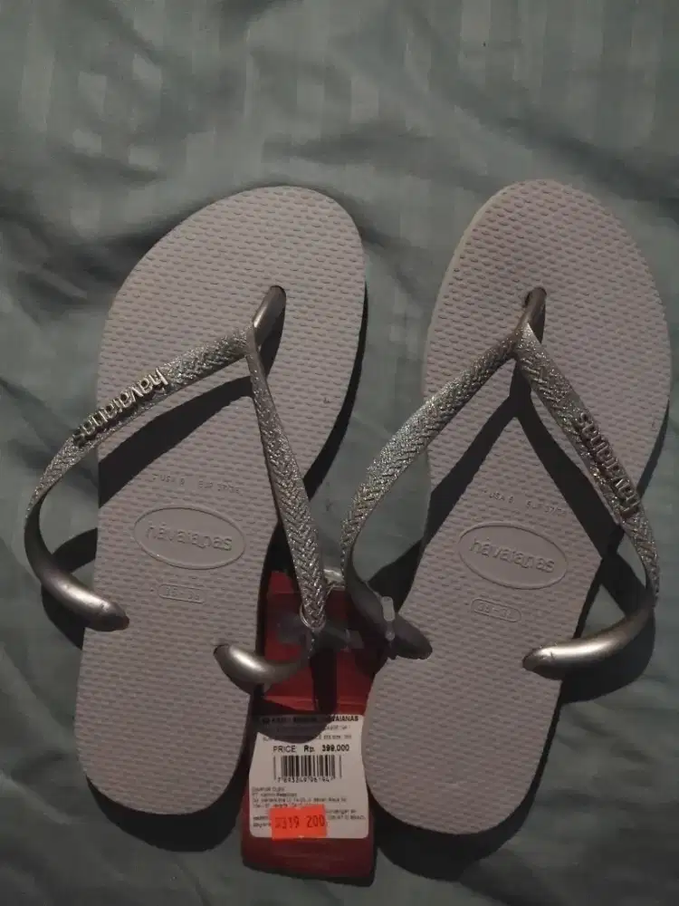 Sandal havaianas warna abu metalic