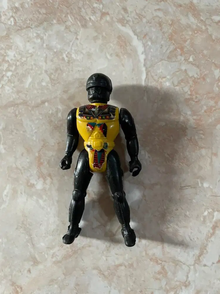 maina karakter hitam kuning