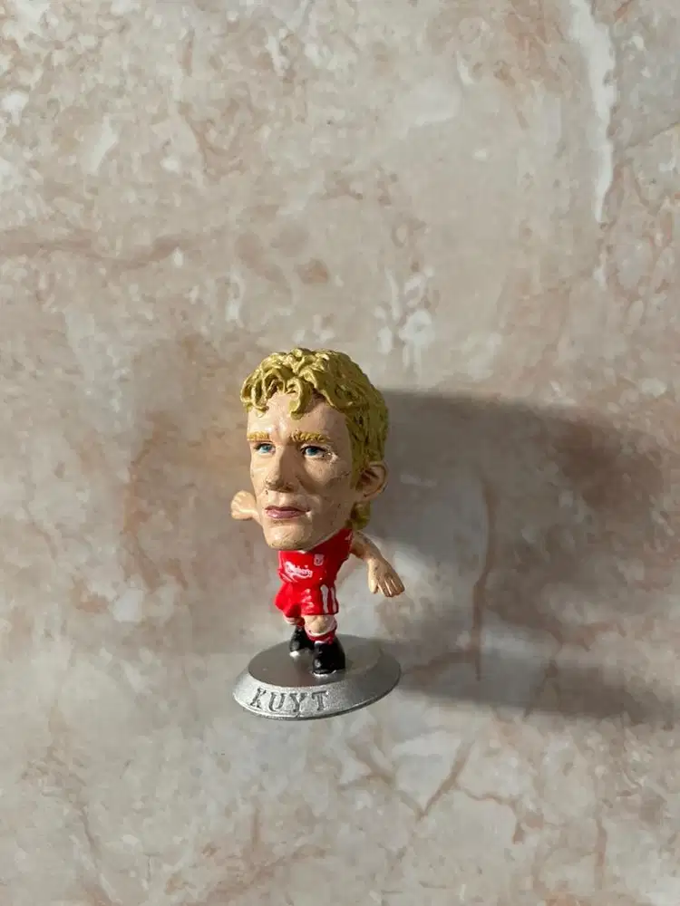 mainan karakter bola kuyt