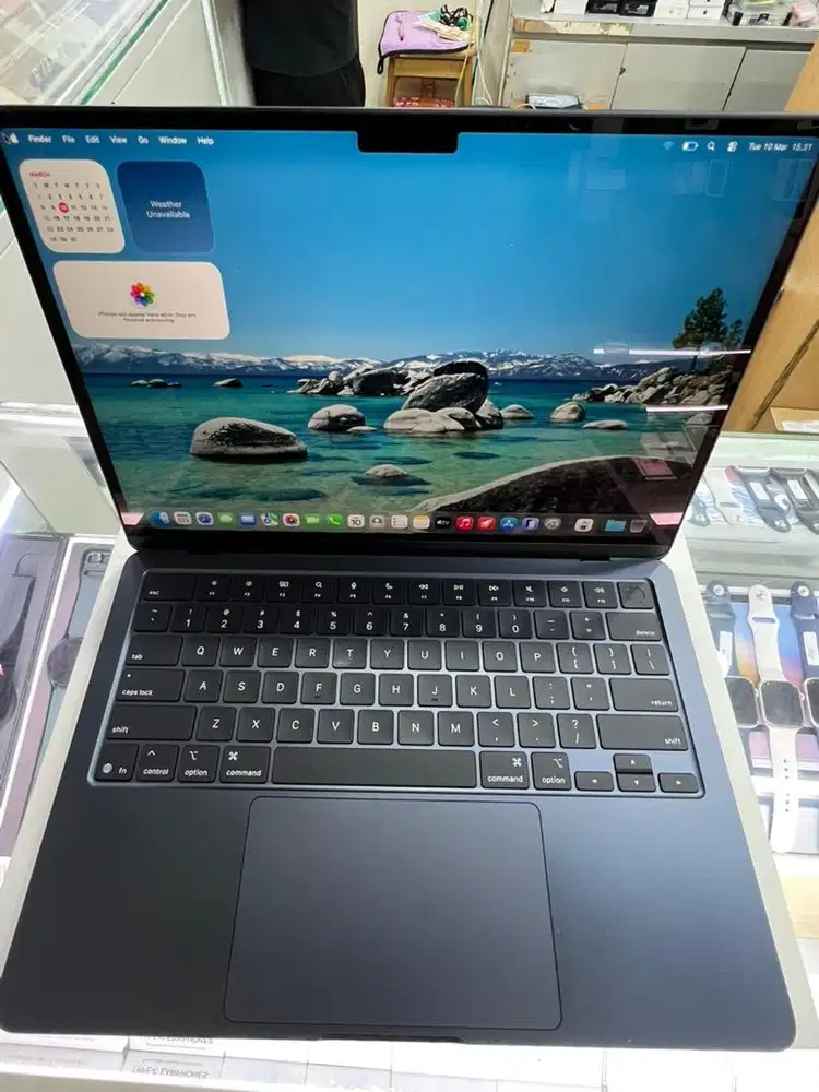 Macbook air m4 ibox 13 inch ram 16 ssd 256  garansi panjang
