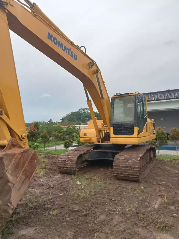 Excavator Komatsu PC 200-8 tahun 2013