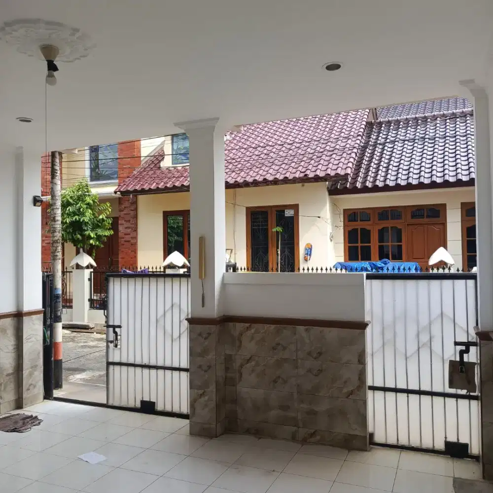 Jual cepat rumah cantik siap huni 4 lantai. Kranggan Permai Cibubur.