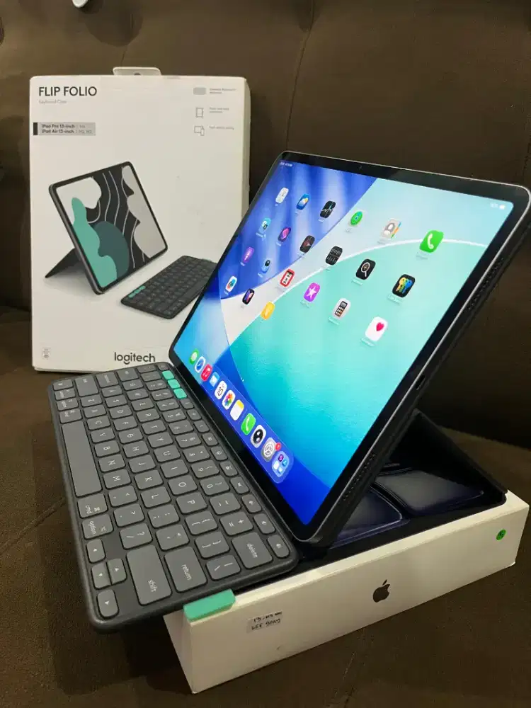 iPad Air M3 13 256GB WiFi + Logitech Combo Garansi Resmi iBox s.d Nov