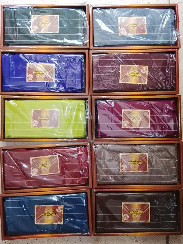 Kain sarung wadimor standar.