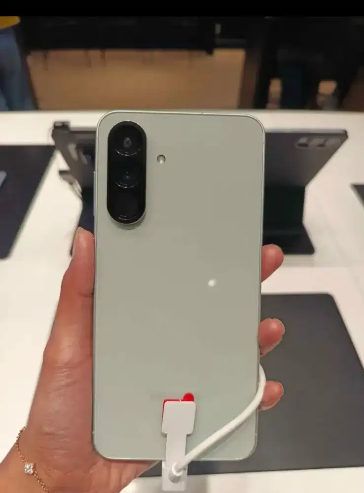 Samsung Galaxy A56 bunga rendah