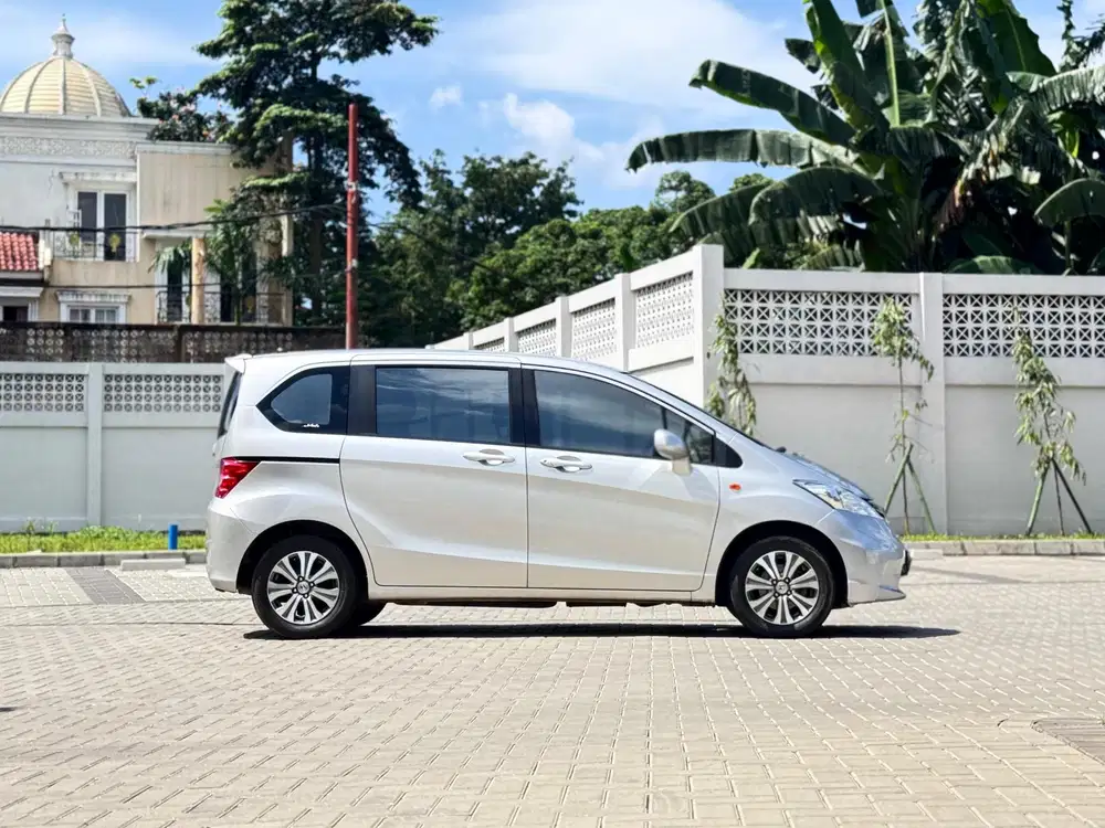 HONDA FREED 1.5 SD 2012