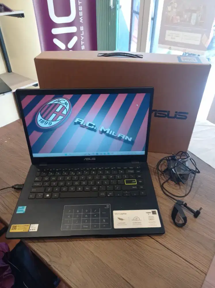 Laptop second seperti baru asus e410ka n4500 ram 8 SSD 256