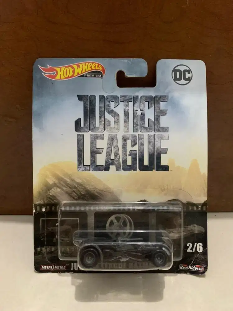 Hot Wheels Premium DC Batman Justice League Batmobile Hotwheels
