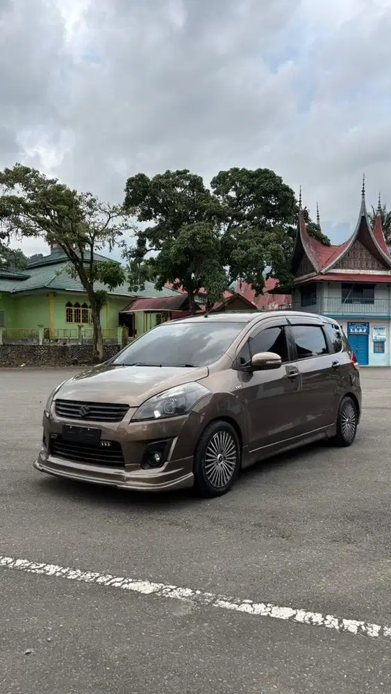 Menjual Mobil Ertiga 2013