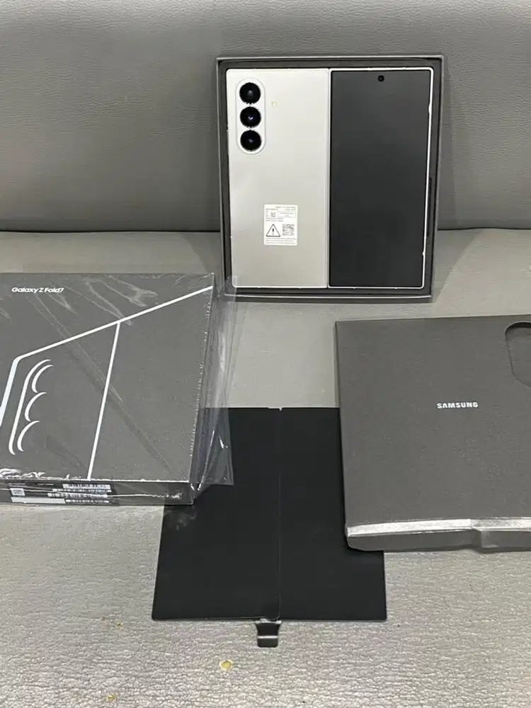 samsung Z fold 7 256gb like new fullset