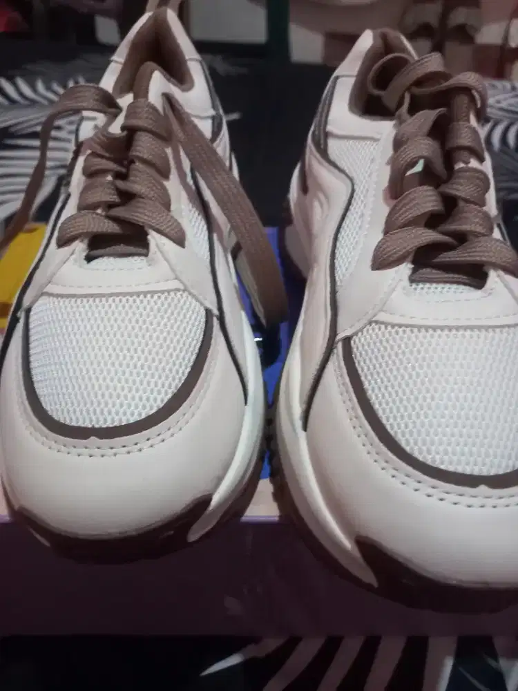 Sneaker fashion wanita