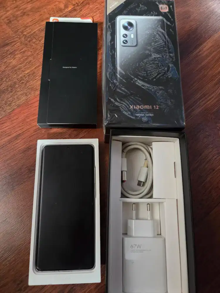 Xiaomi 12 ram 8/256gb.