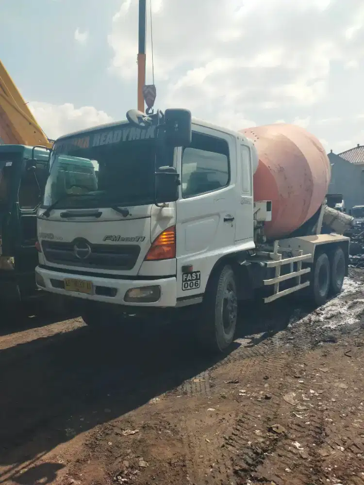 Truk mixer 7kubik Hino FM 260ti th2014 putih