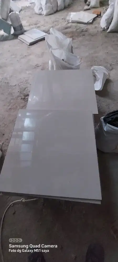 Keramik 60x60 bekas mall 15k/pc