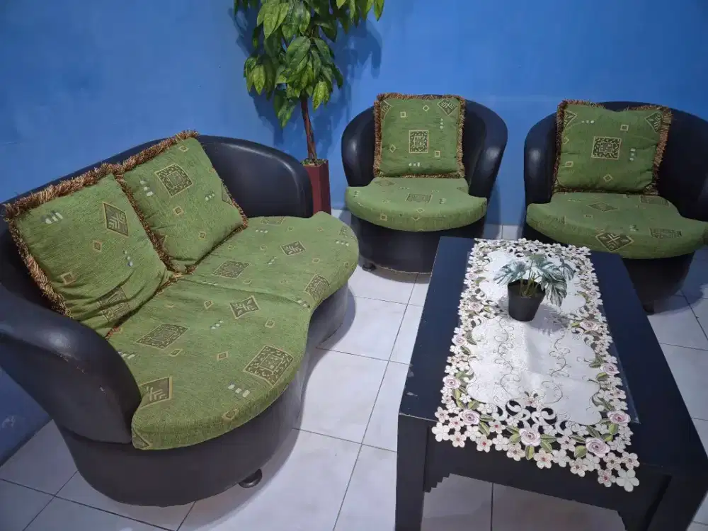 Dijuaaal 1 set kursi tamu