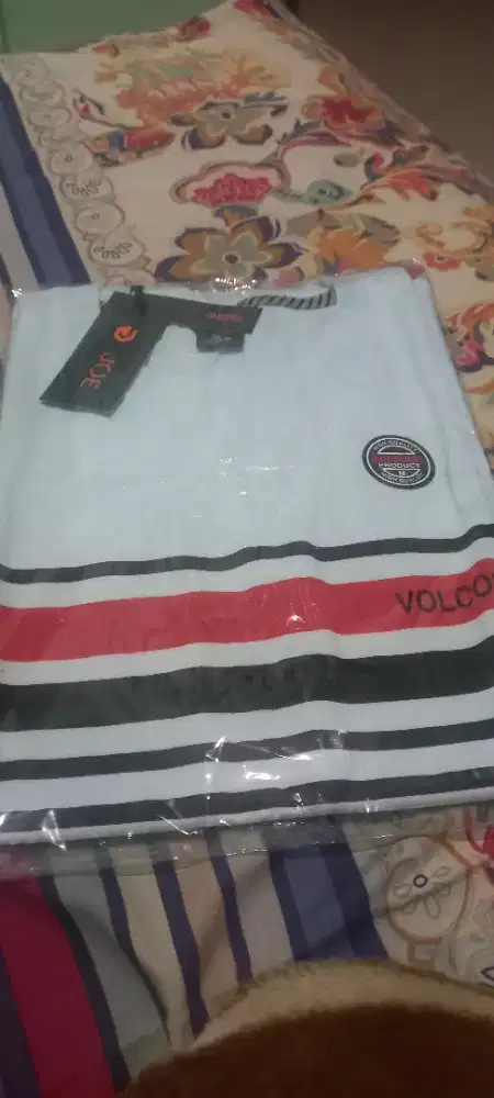 Jual kaos baru 4 pcs kondisi baru