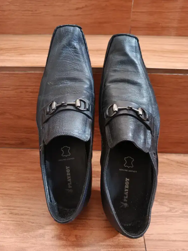 Sepatu kulit model Playboy