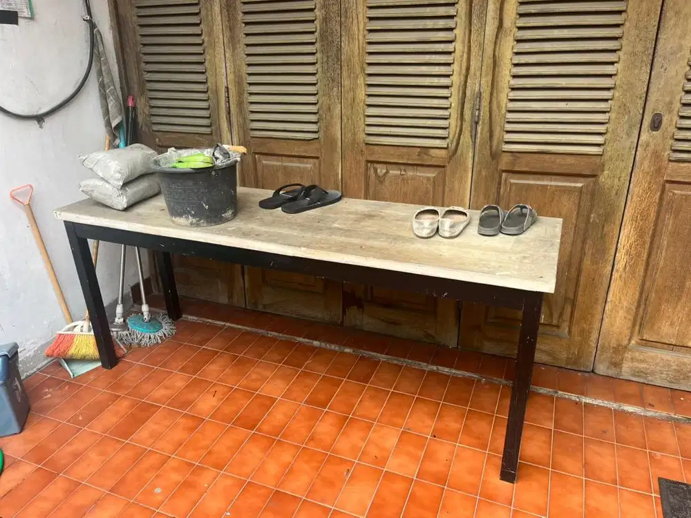 Meja panjang masih kokoh