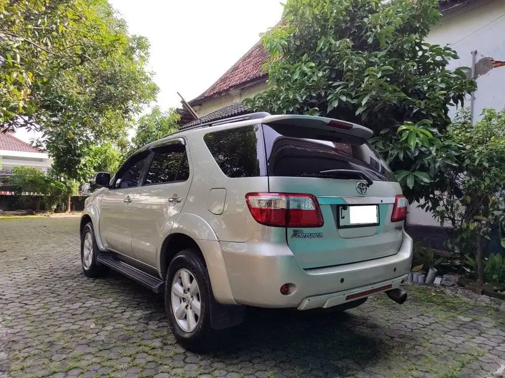 Fortuner G diesel matic 2010 plat L tangan pertama pcd Pajero Innova