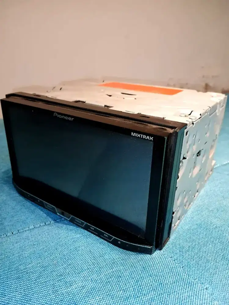 Pioneer AVH-X595BT adalah head unit double DIN 7 inci touchscreen 