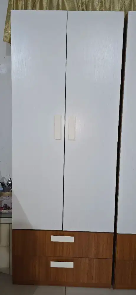 Lemari pakaian putih coklat