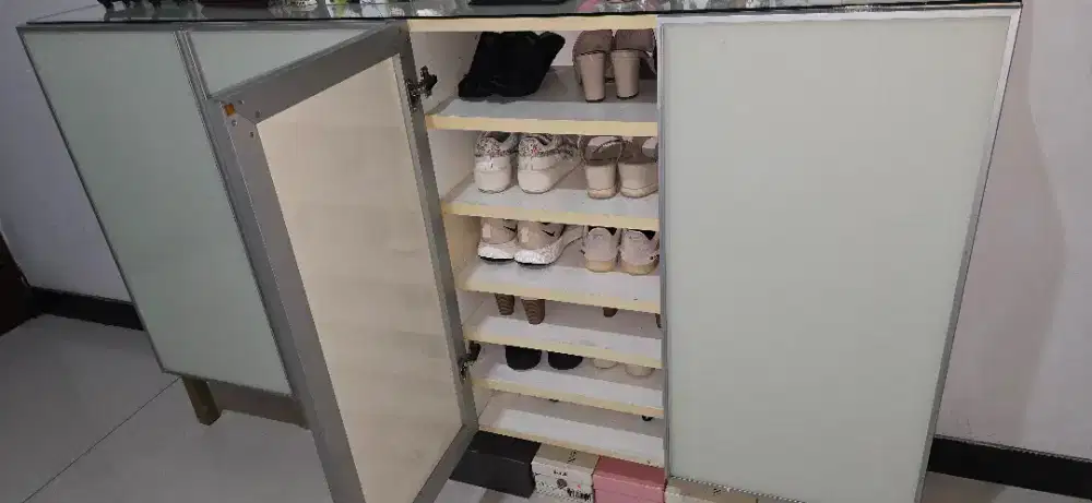 Lemari Sepatu Sandal