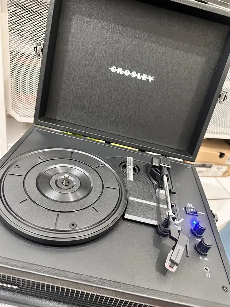 Crosley Voyager - Black (Turntable/Vinyl Player with Speaker Build in)
