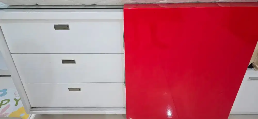 Lemari Tas Putih Merag