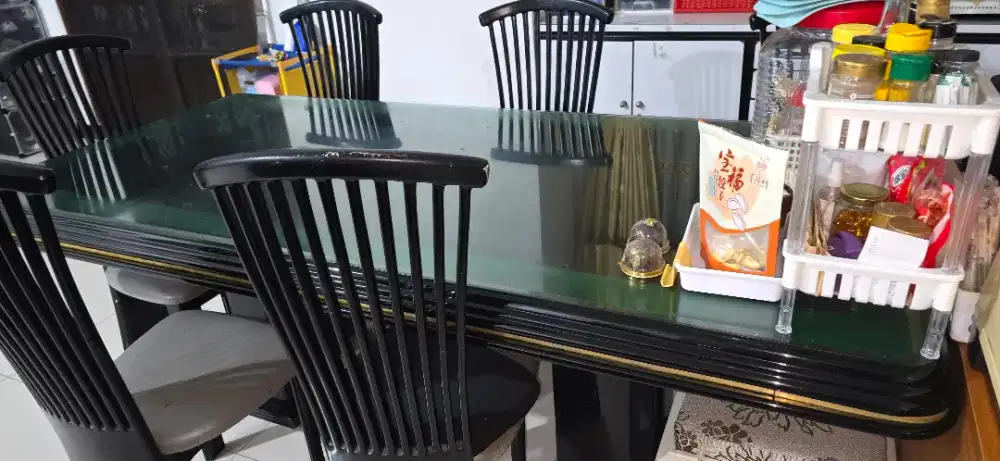 Meja Makan Hitam