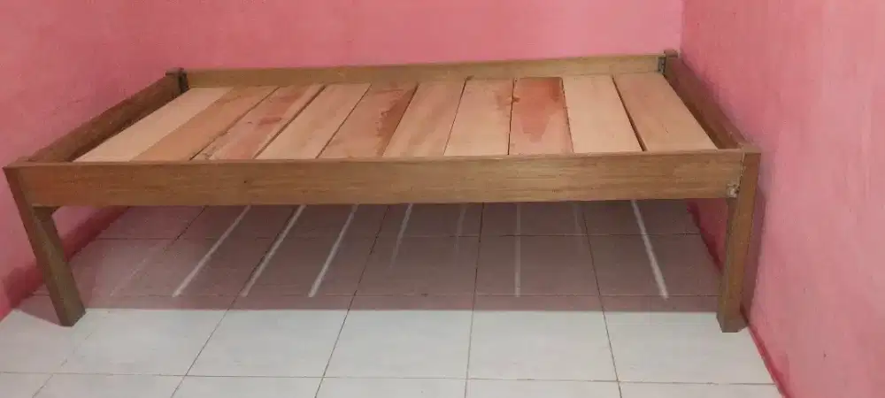 Dijual tempat tidur kayu
