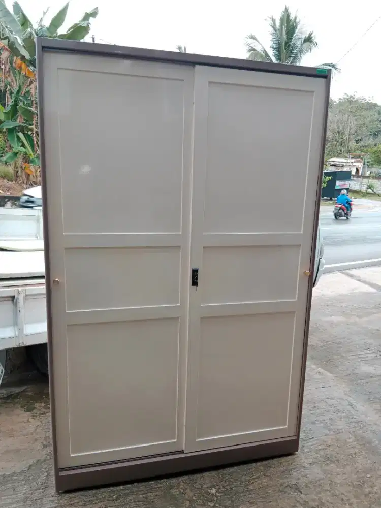Lemari baju,full bahan besi plat 2P ukuran P.120cm x T.200cm x L.50cm