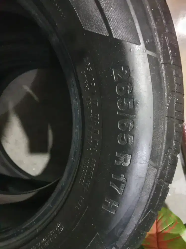 Ban bekas mobil fortuner R17 265/65 Continental