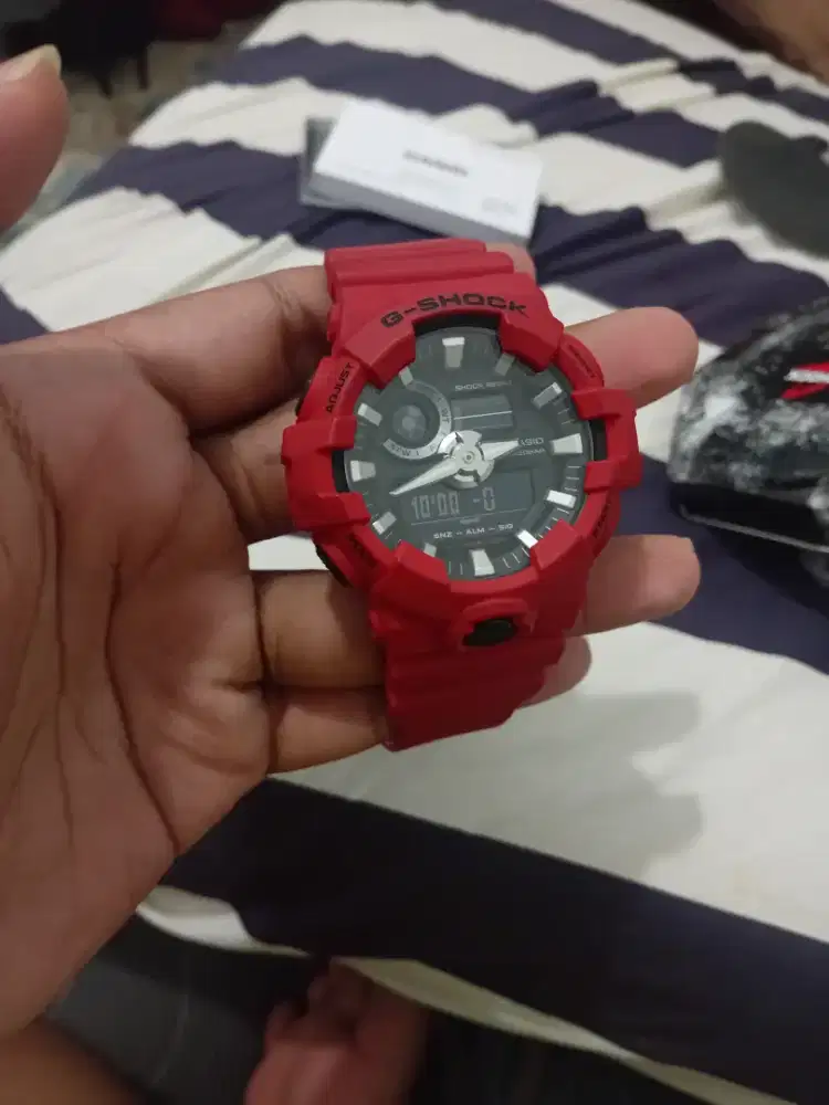 G-SHOCK red pria