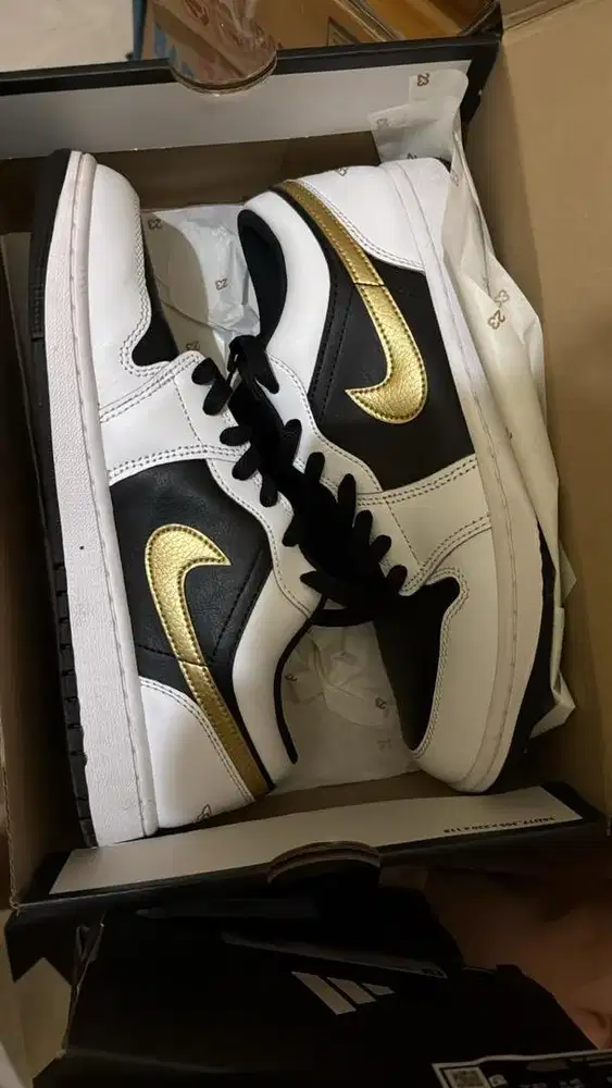Sepatu Air Jordan 1 Low White Black Metallic Gold Swoosh Original