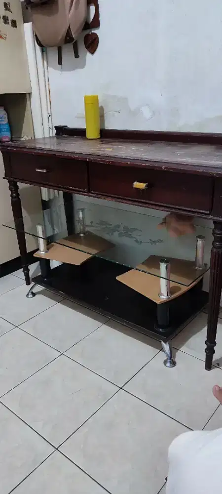 Meja laci msih kokoh