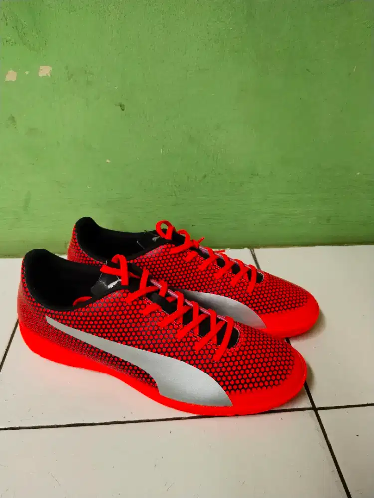 Sepatu futsal puma spirit II ukuran 44/28, 5cm