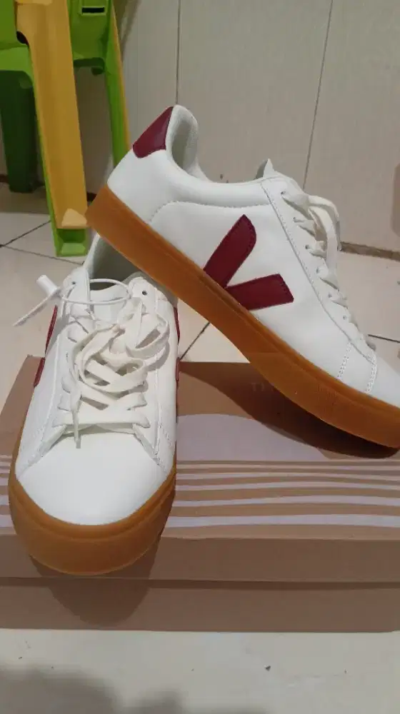 Sepatu veja putih logo maroon