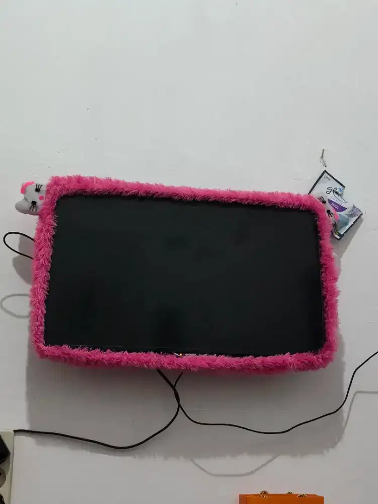 Meja rias, tv, AC, lemari tas, rakpiring, kulkas, mesincuci