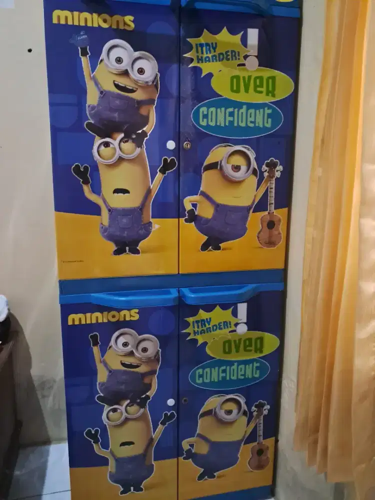 Lemari plastik tebal