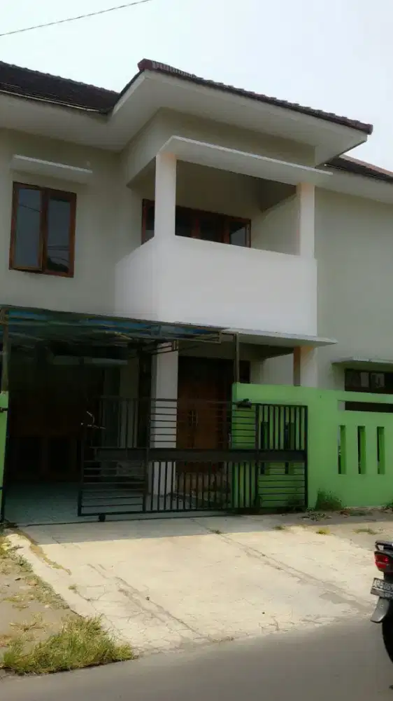 Dikontrakkan Rumah Bagus 2 lantai di timur Perumahan Bale Hinggil