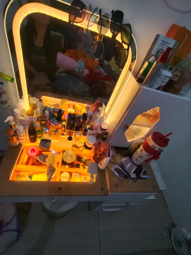 Meja rias, lemari tas ad lampuny, AC, tv, kursi+meja, mesincuci,kulkas