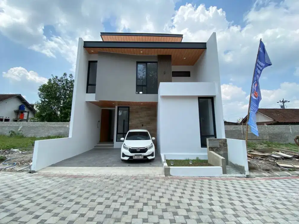 Rumah 2 Lantai Modern di Jalan Kaliurang Km 12  Balkon Cantik & Udara Sejuk, Mulai 1,4 M!