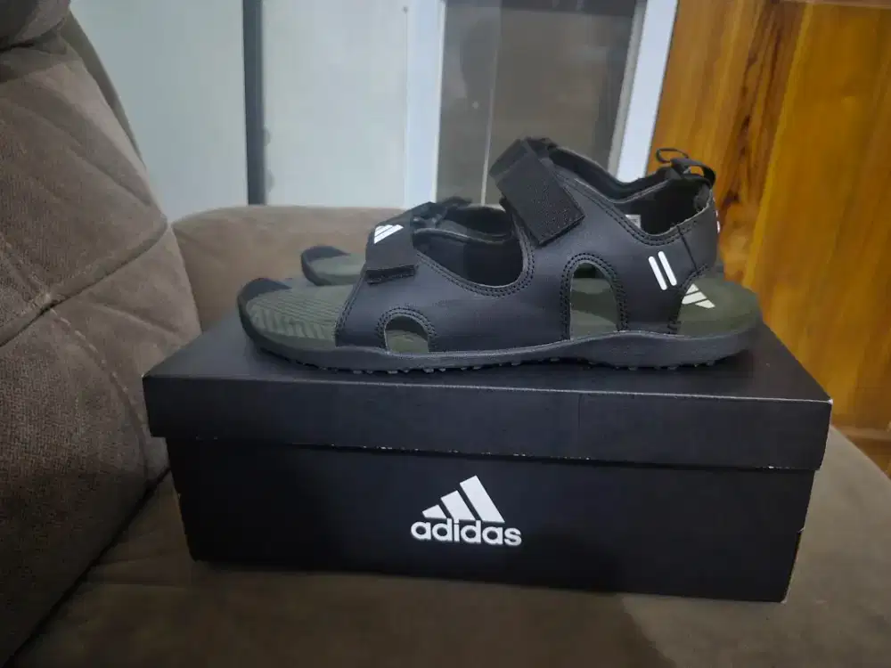 Sandal/sendal/adidas original store fullset box like new..size 42 nett