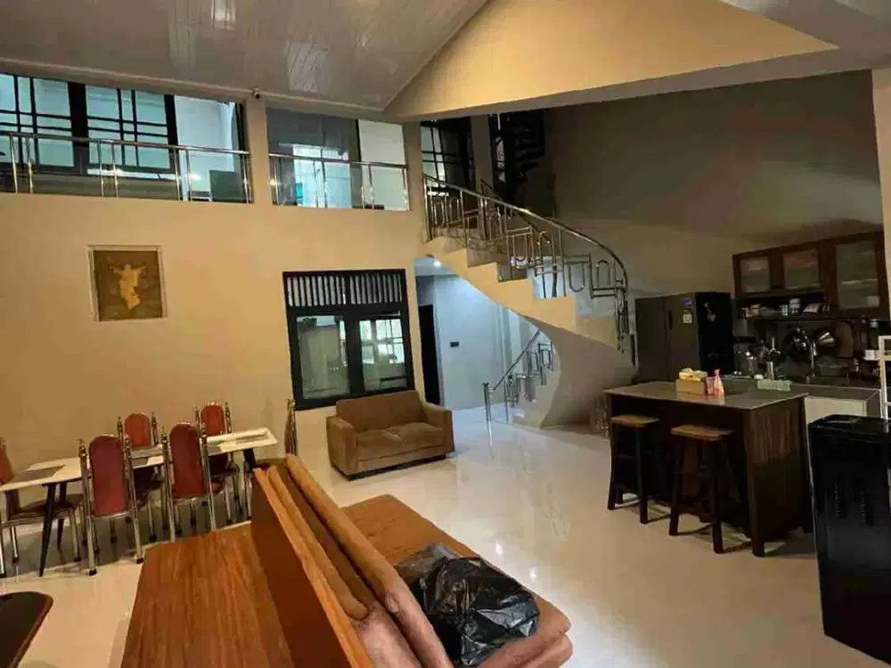 Rumah second mewah depan taman siap huni bangunan baru 2 lantai LT 128 LB 140 di Galaxy