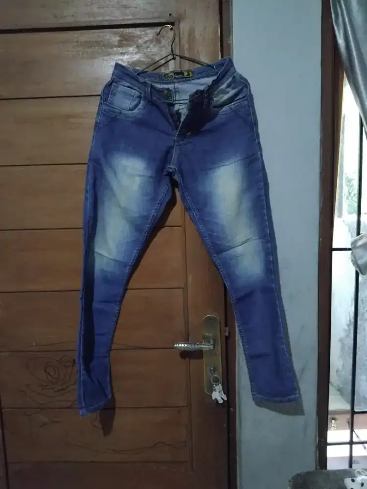 Celana levis ukuran 28