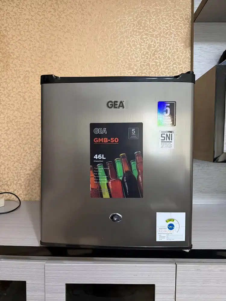 Kulkas Mini Bar GEA — Like New