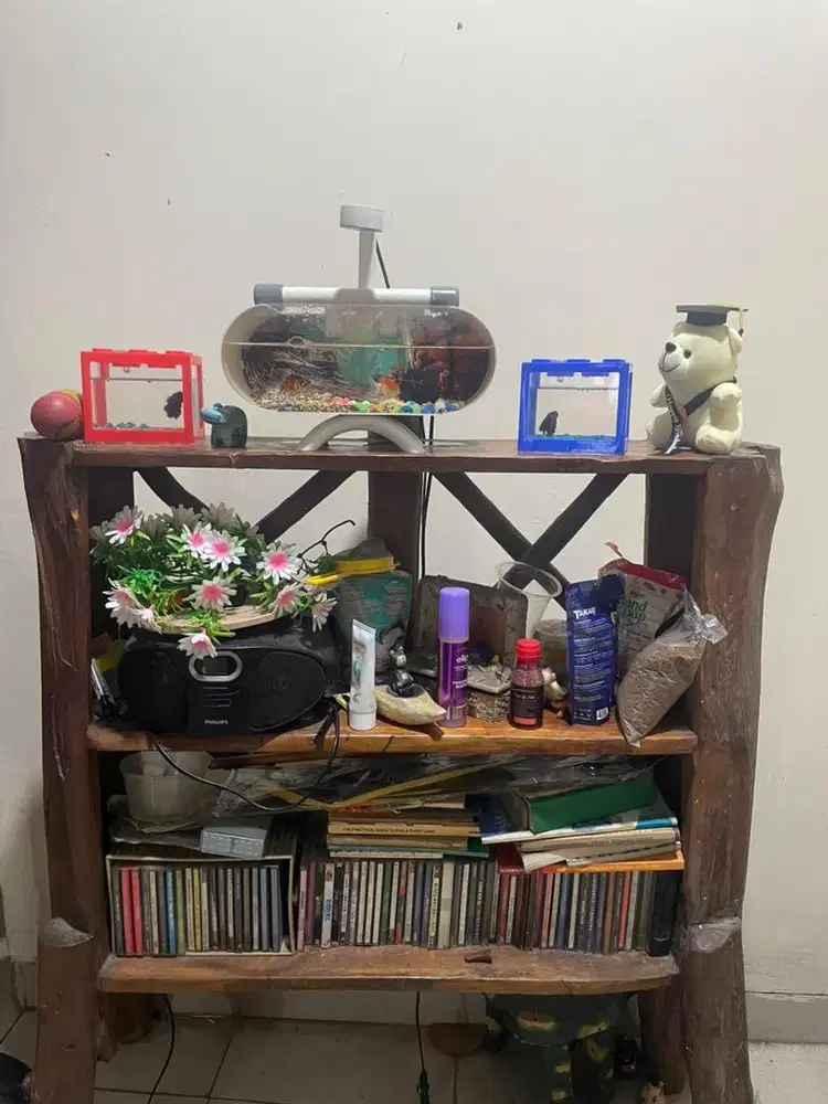 Lemari pajangan kayu jati