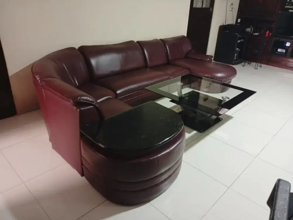 Sofa besar Dan meja kaca