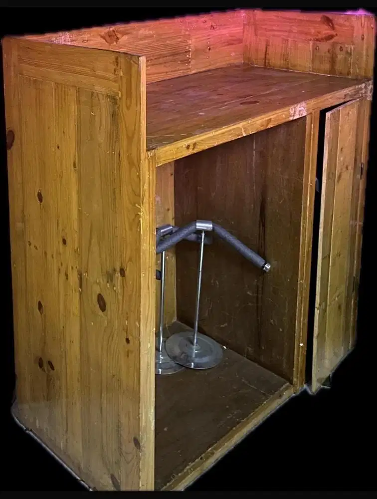 lemari pajangan dan meja kasir