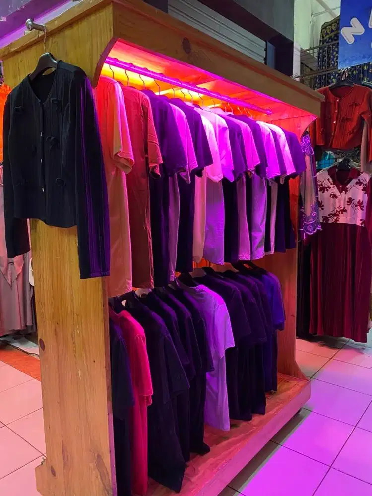 lemari baju pajangan dari kayu jati belanda